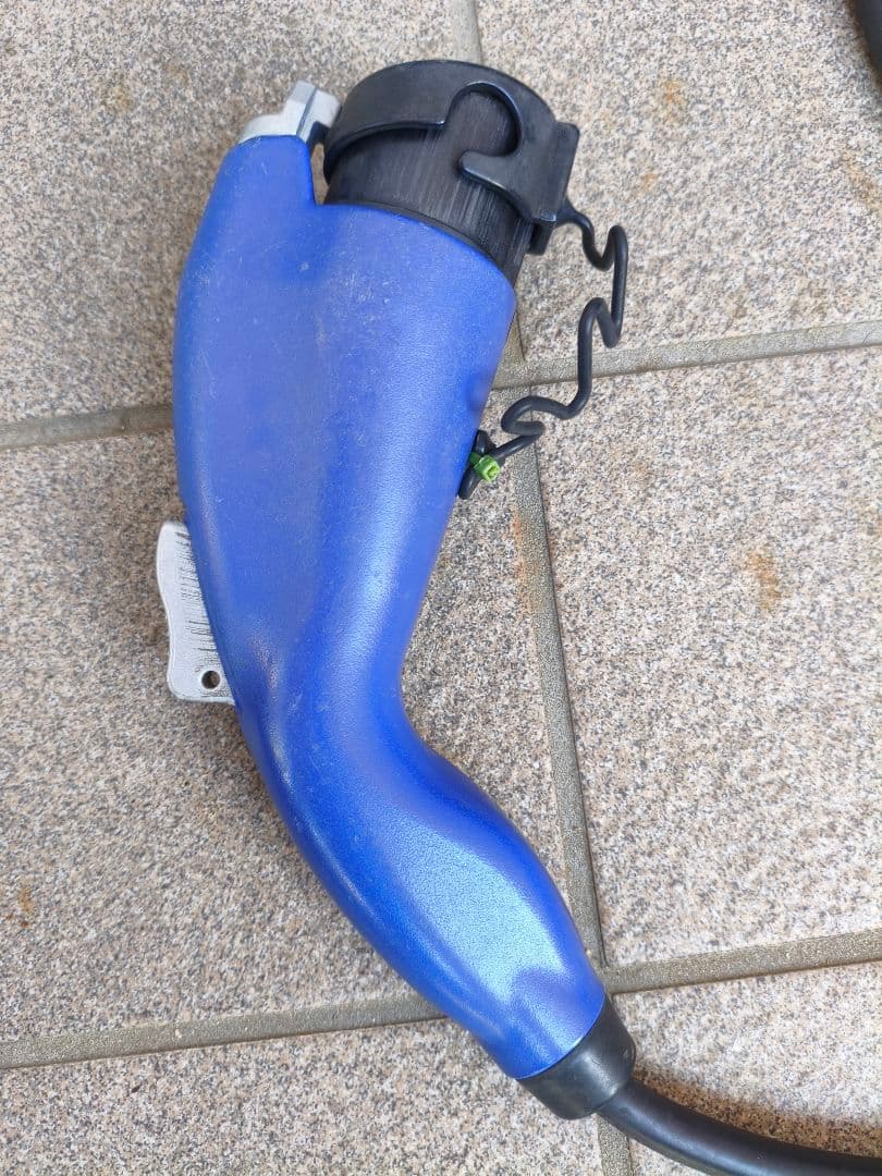 トヨタ純正充電ケーブル+AC100Vケーブル付き