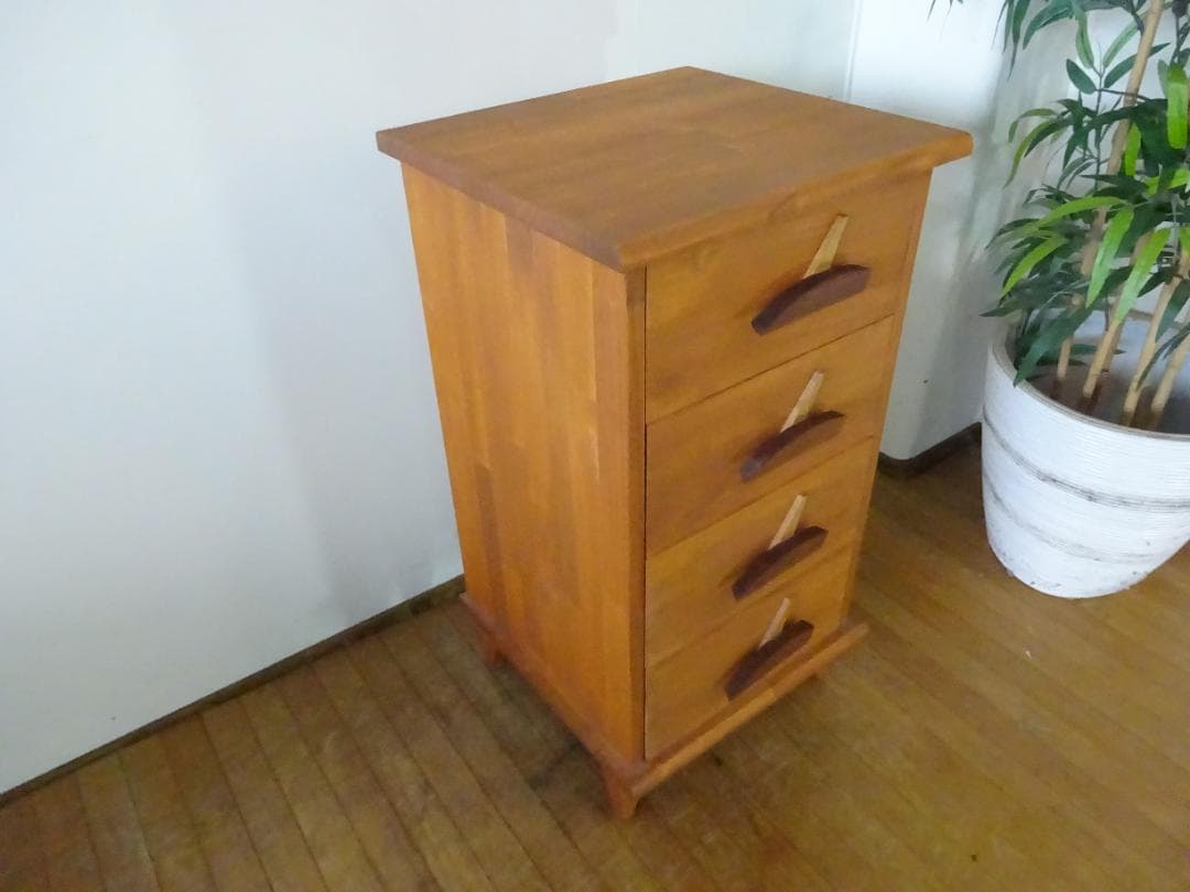 取っ手がアクセントの４段チェスト　ミニチェスト　電話台　小物収納　美品
