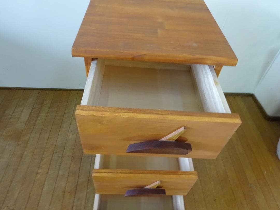 取っ手がアクセントの４段チェスト　ミニチェスト　電話台　小物収納　美品