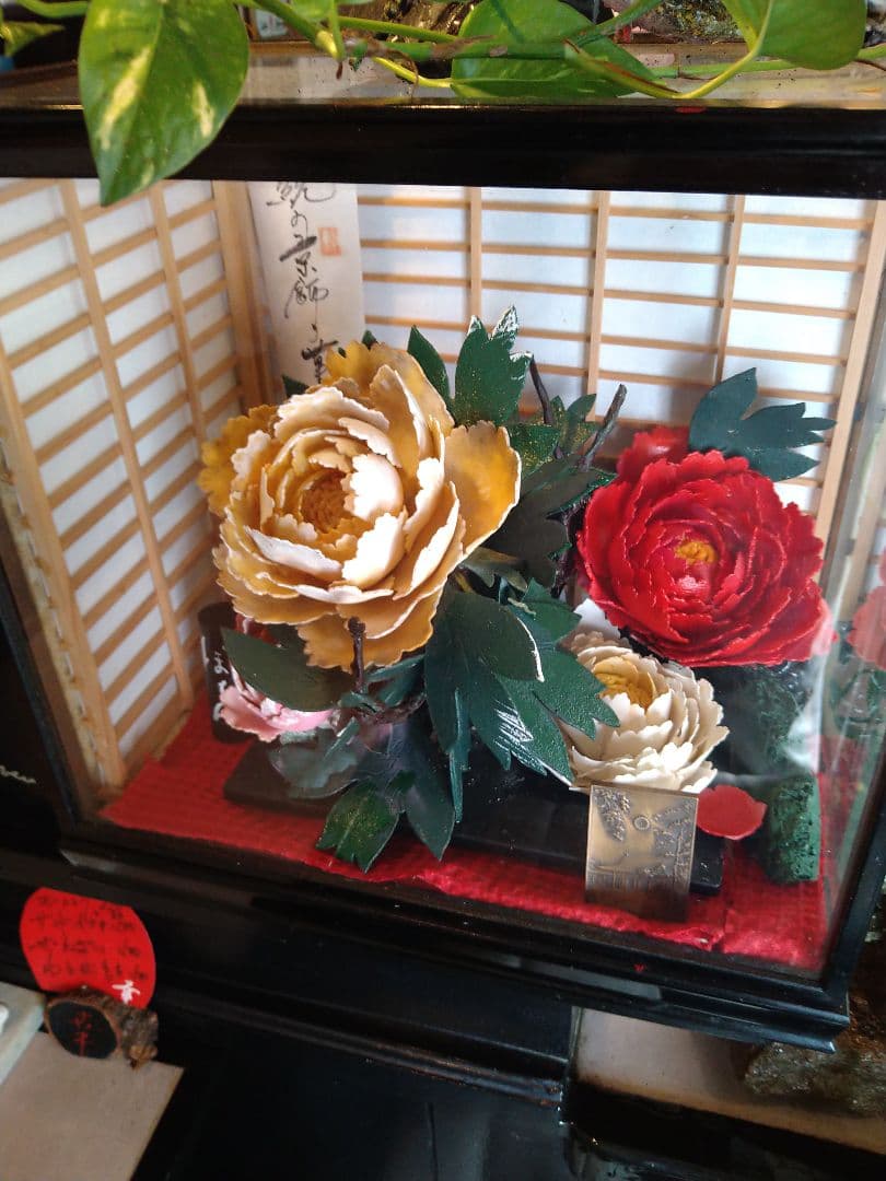 和菓子で作られた牡丹の花です、食べれますが、飾り物が良いと思います