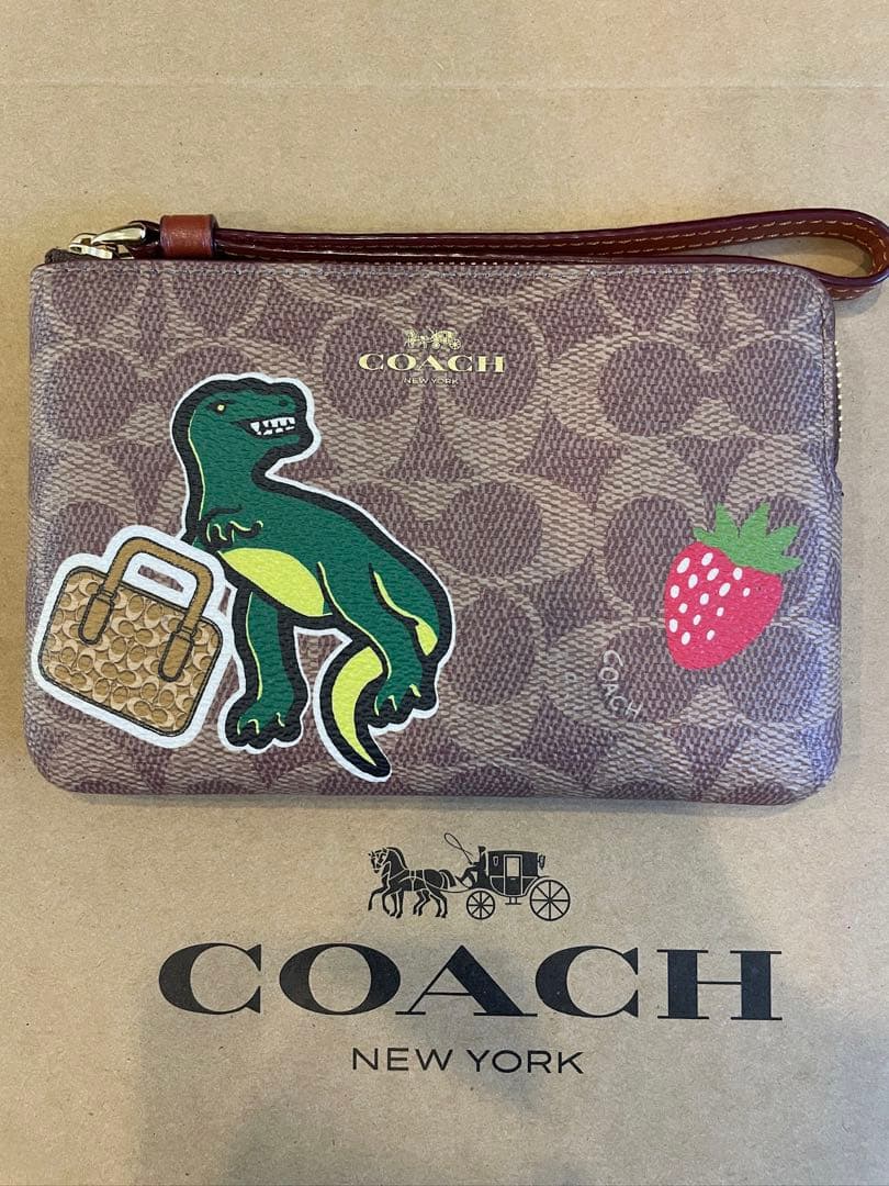 【COACH/CW856】ポーチ ステッカープリント恐竜 いちごダイスダイナソー