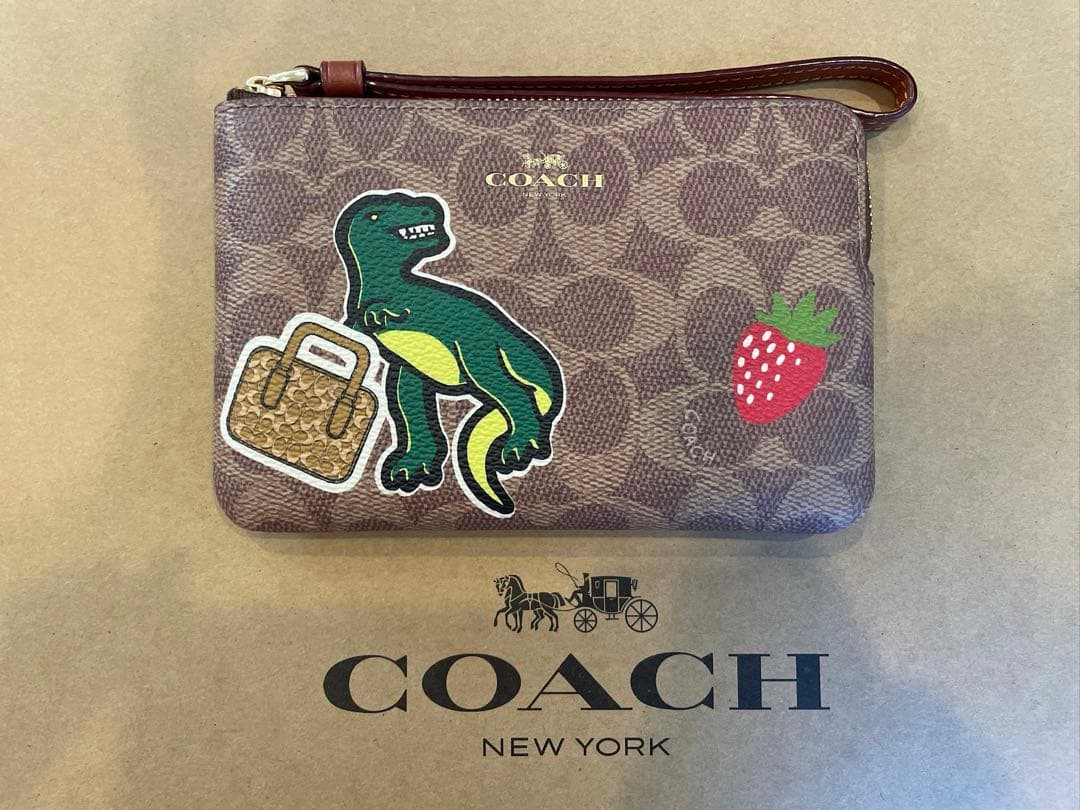 【COACH/CW856】ポーチ ステッカープリント恐竜 いちごダイスダイナソー