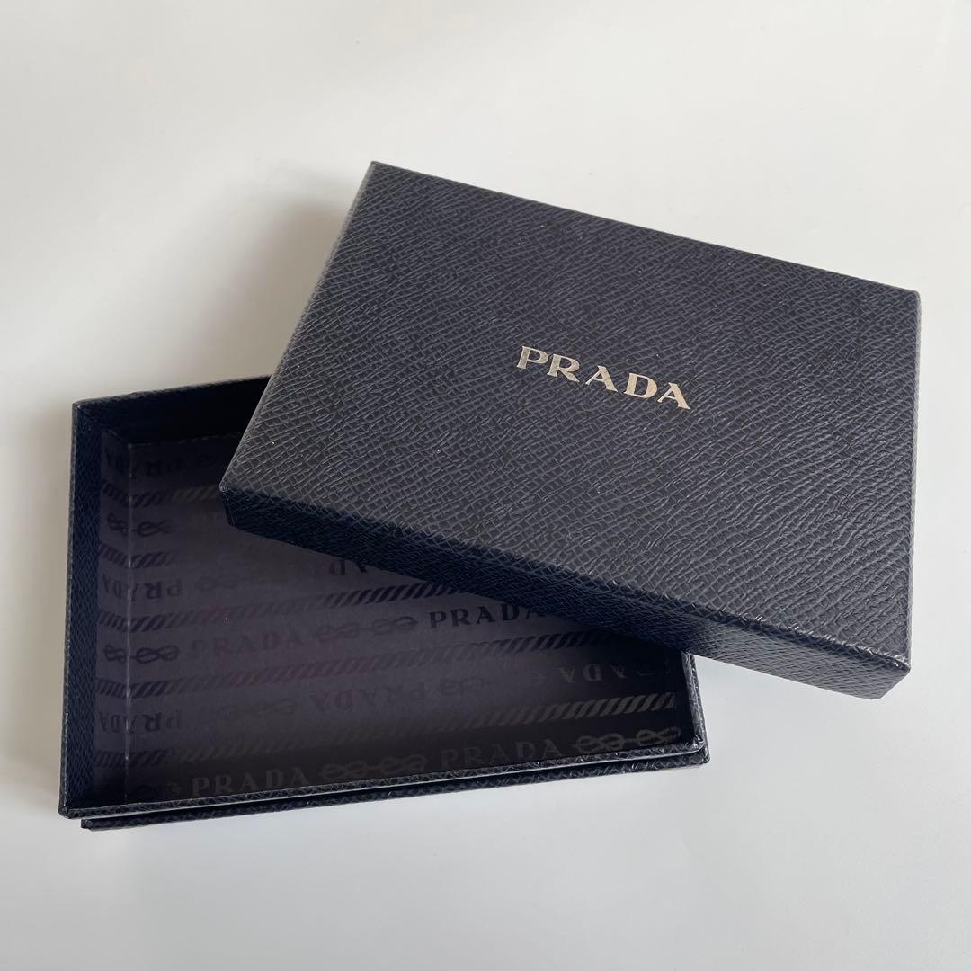 【極美品】プラダ マネークリップ サフィアーノレザー　2MN077