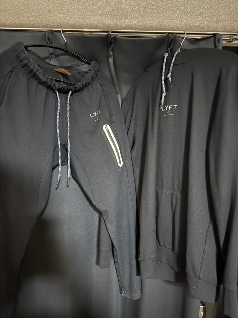 セット売り　LYFT フード付きスウェットLサイズとジョガーパンツMサイズ　黒