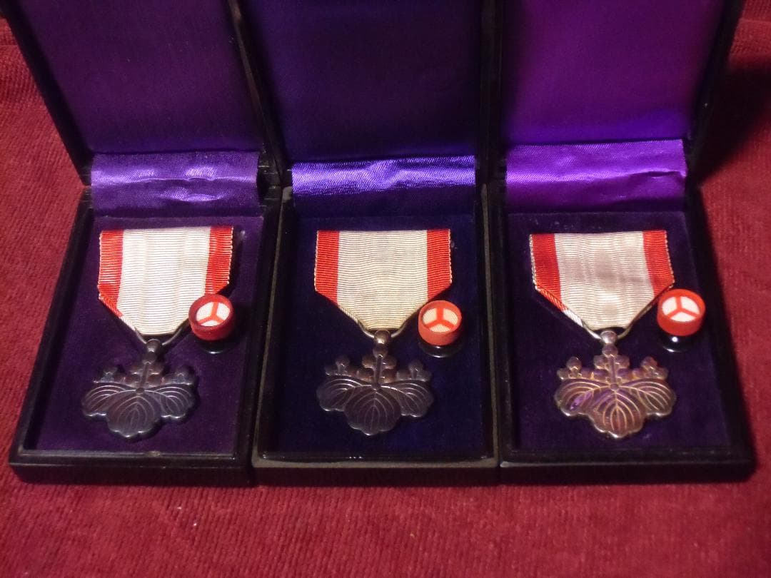 値*迎様 ●日本の勲章/徽章＊勲八等白色桐葉章３個セット（実物）