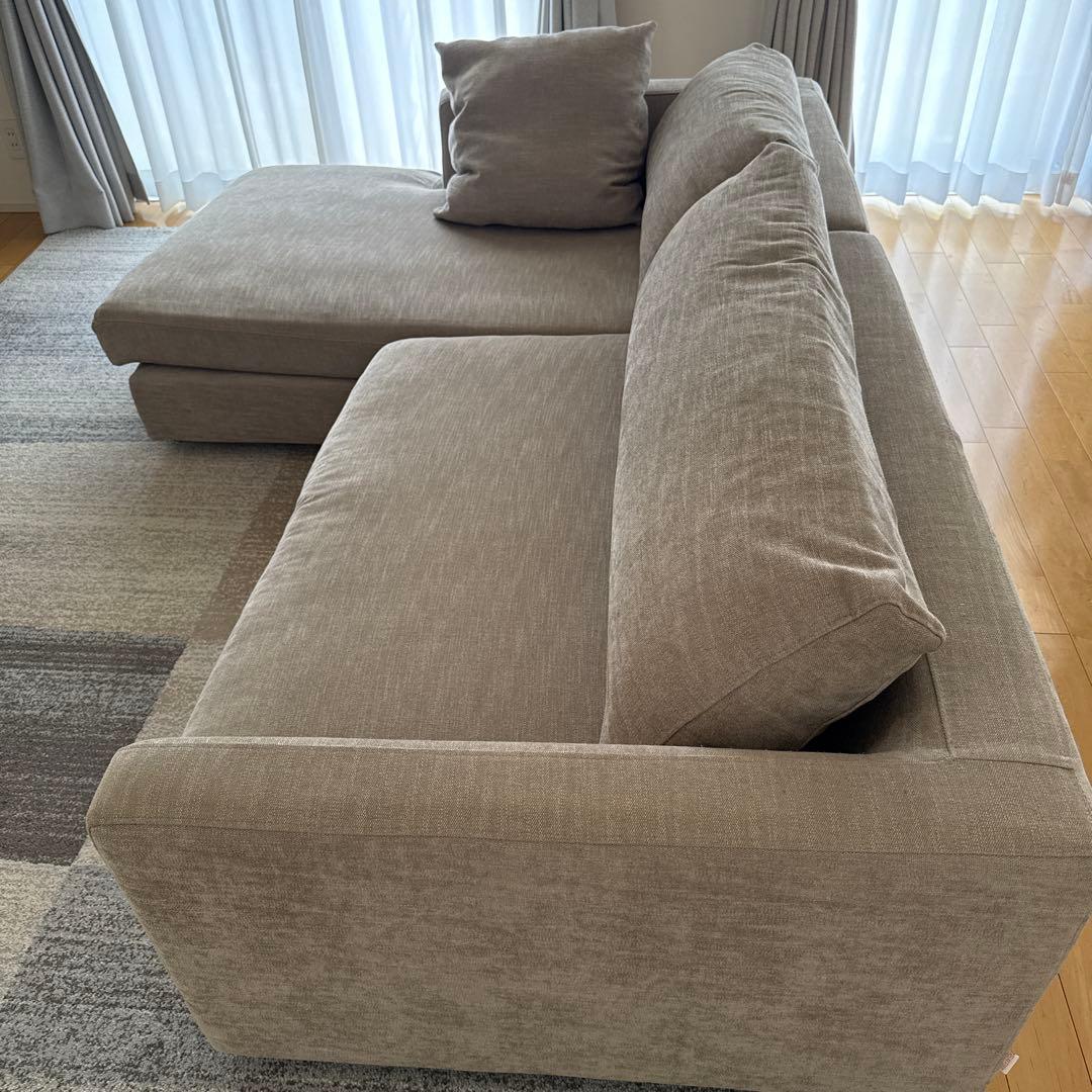 ベージュのファブリックコーナーソファ