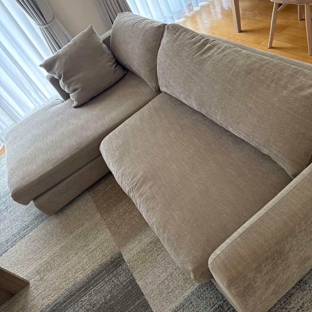ベージュのファブリックコーナーソファ