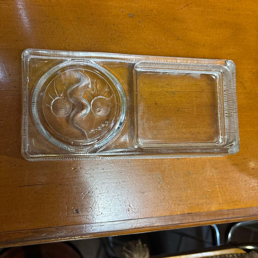 大阪万博　太陽の塔　顔のモチーフ　灰皿、ガラストレー　岡本太郎