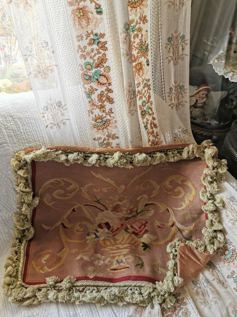 アンティークフランス オービュッソン織 花器モチーフ タッセル付クッションカバー