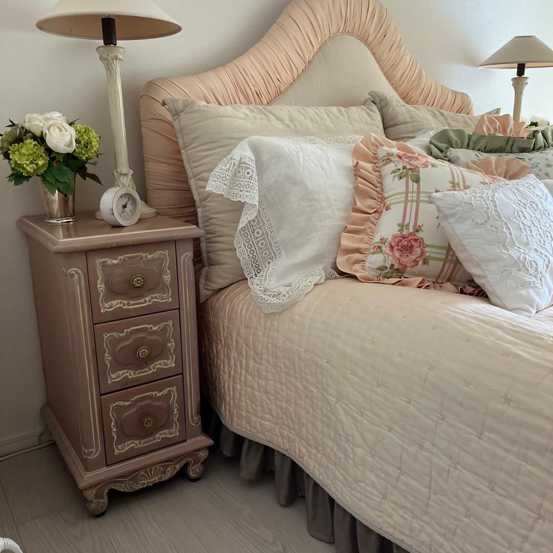 小ぶりでエレガントな、ベッドサイドチェスト