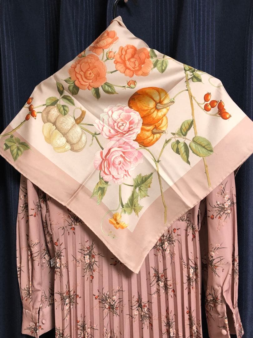 Salvatore Ferragamo 花柄シルクスカーフ
