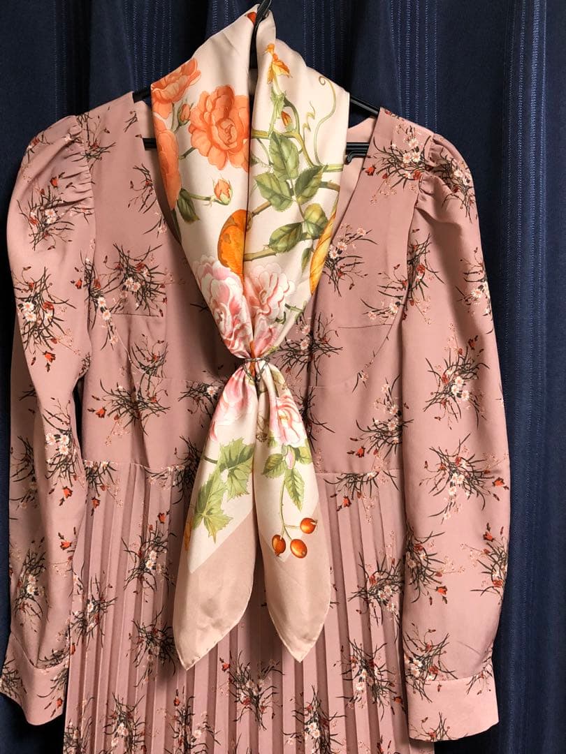 Salvatore Ferragamo 花柄シルクスカーフ