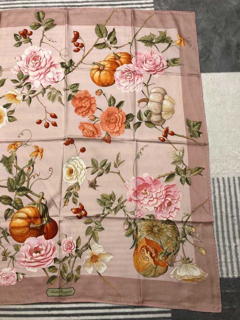 Salvatore Ferragamo 花柄シルクスカーフ