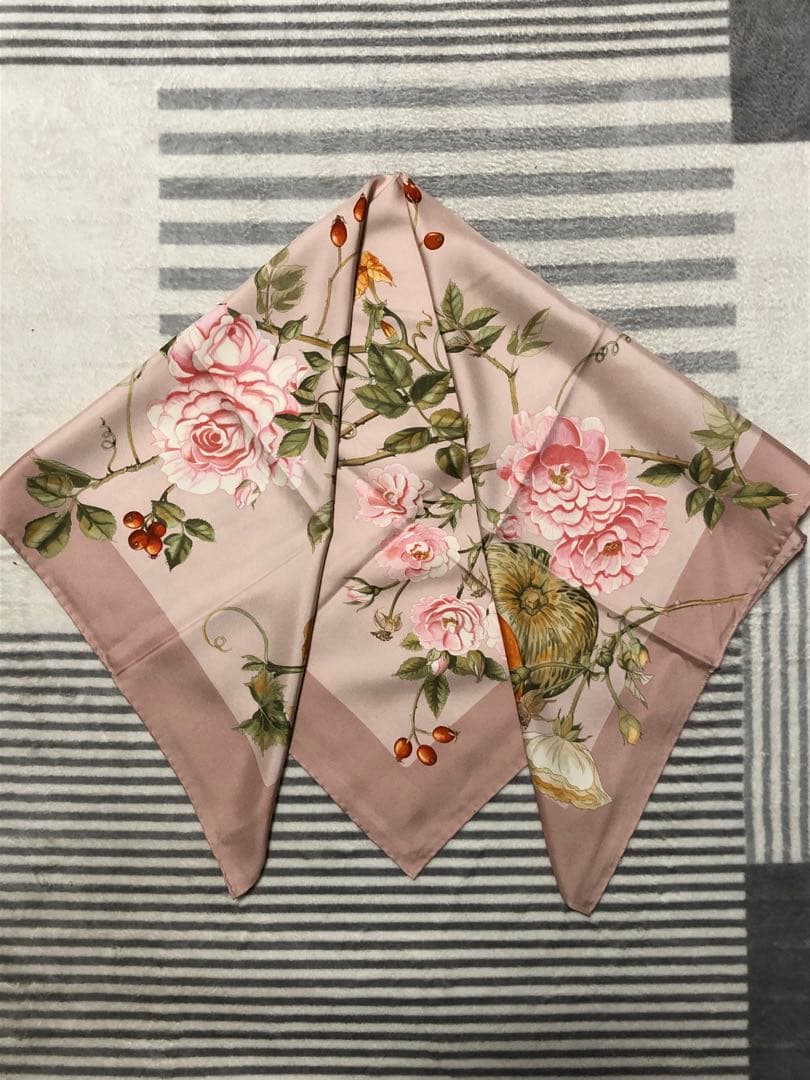 Salvatore Ferragamo 花柄シルクスカーフ