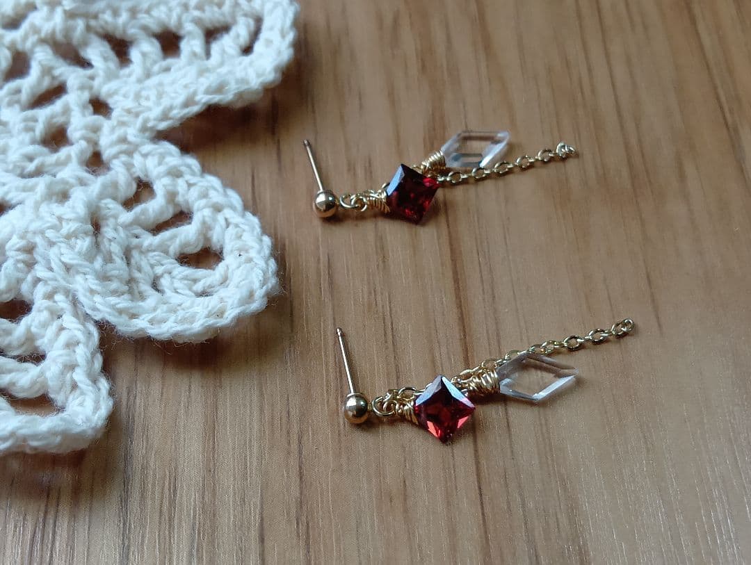 538/14kgf宝石質ガーネットとクリスタルのポストピアス