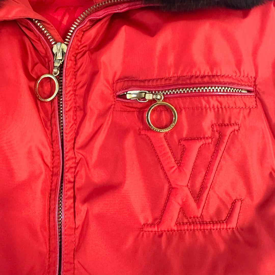 みみ ルイヴィトン ダウンベスト 38 LVロゴ 赤