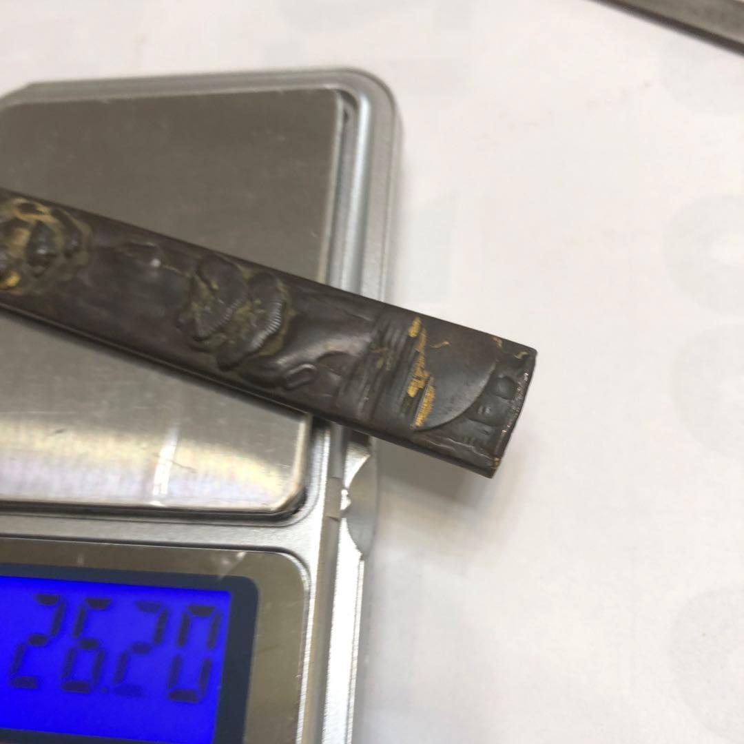 小柄　在名有り　彫刻鞘付き直刃刀