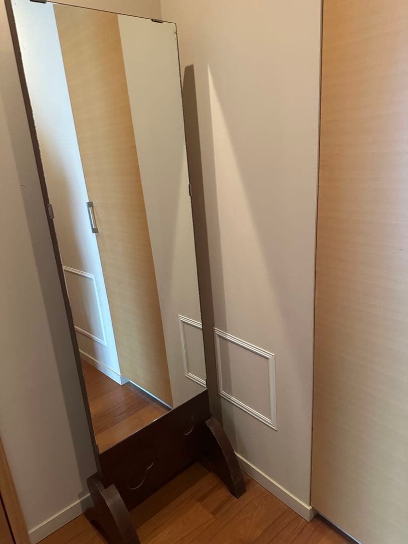 アンティーク木製大型スタンドミラー 刺繍カバー付き