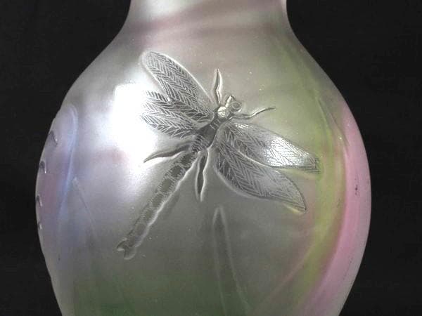 陽刻蜻蛉蝶紋硝子花瓶　花器　高さ18cm