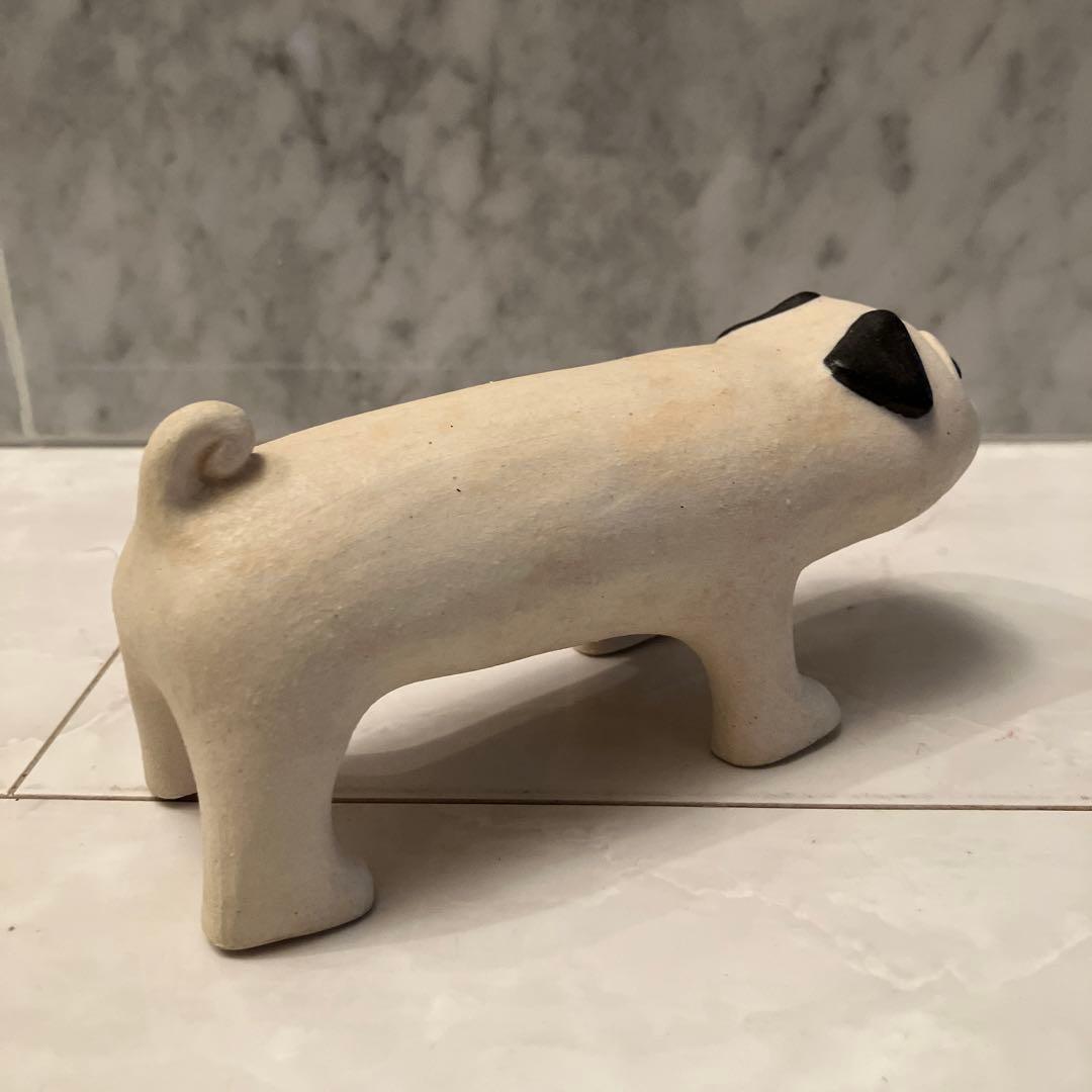 作家さんが手掛けた大きな立体的な瞳が可愛すぎる、ずっしりとした現代アートな陶器