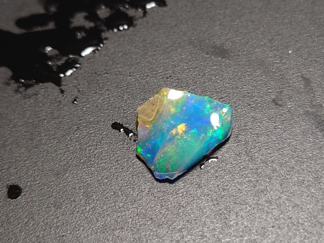 エチオピアウェロ産　チョークオパール　原石　鉱物標本　虹