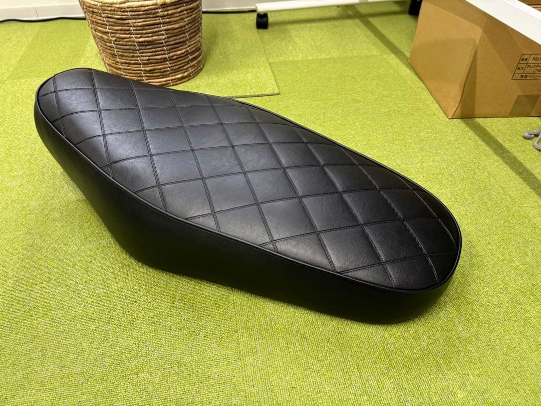 W650 シート　純正ベース 張り替え　ダイヤステッチ 中古品