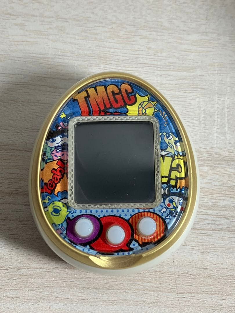 Tamagotchi 4U ホワイト　ゴールド　アメコミカバー　たまごっち