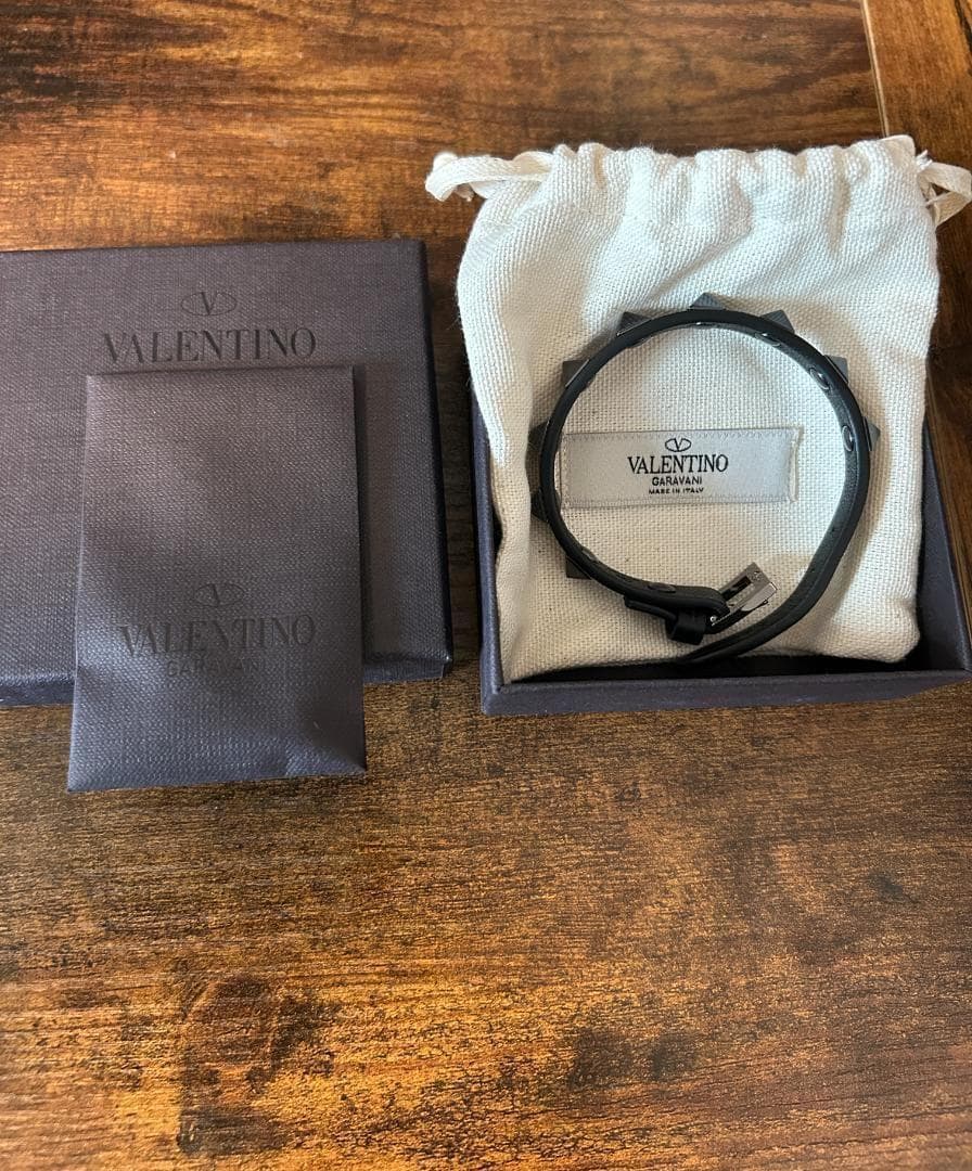 【最終値下げ】VALENTINO スタッズ付きブラックブレスレット