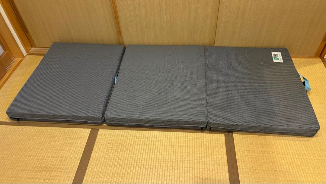 ヒロさま専用　　　Magniflex グレー 三つ折りシングルマットレス