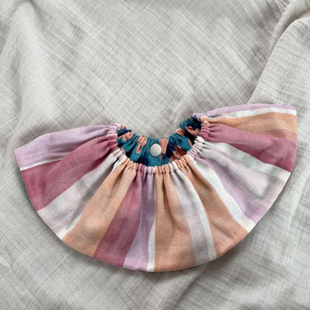 ★北欧お花×ピンクマーカーたて★ ハンドメイド　リバーシブル　スタイ