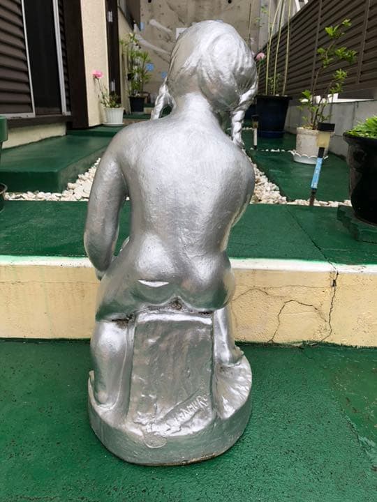 壺を抱く少女 陶器銅像 22Kg 65cm。今村三郎作品。15万円池、温泉口に。