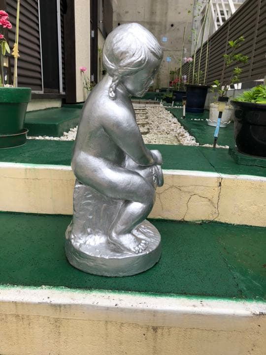 壺を抱く少女 陶器銅像 22Kg 65cm。今村三郎作品。15万円池、温泉口に。