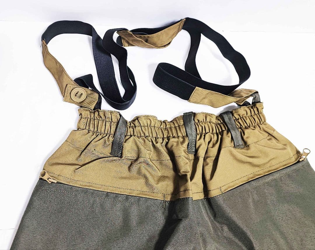 ザリガメ　カーキ色の上下セット、サイズ52-54（3-4）