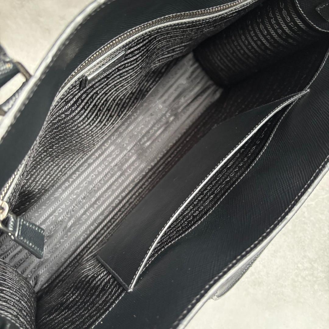 コメント割引適用済み!PRADA 2025最新/現行 レザー トートバッグ