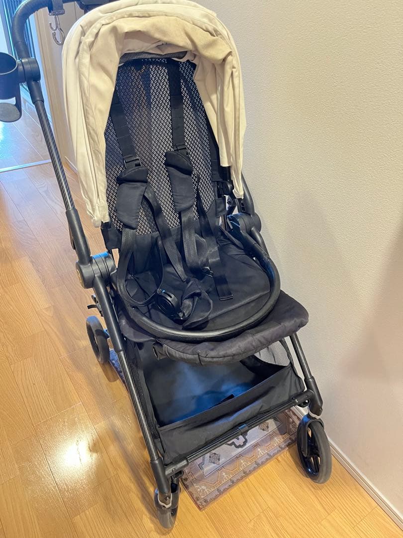 折りたたみ式ベビーカー 、ニューボーンインレイ、 カップホルダー付き