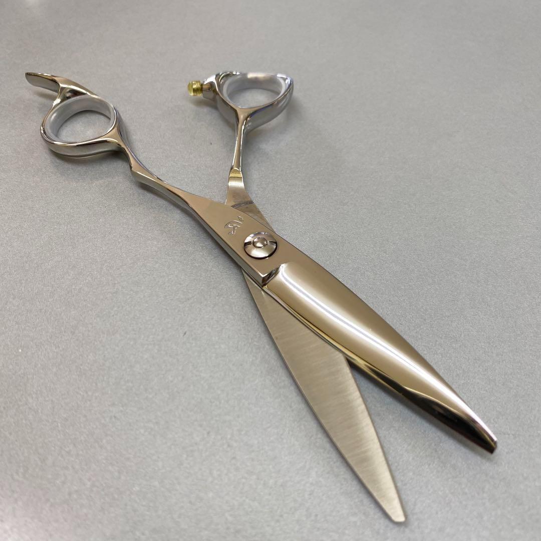 5,5インチシザー 新品 安定感あるとても扱いやすいハンドル　最高のグリップ！