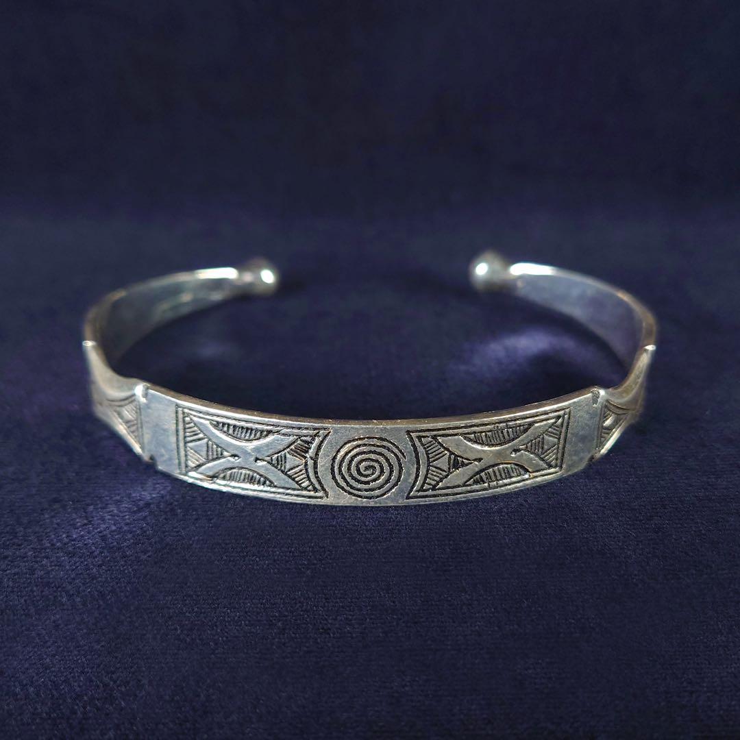 【モロッコ直輸入】トゥアレグ族　高純度シルバーアクセサリーバングル
