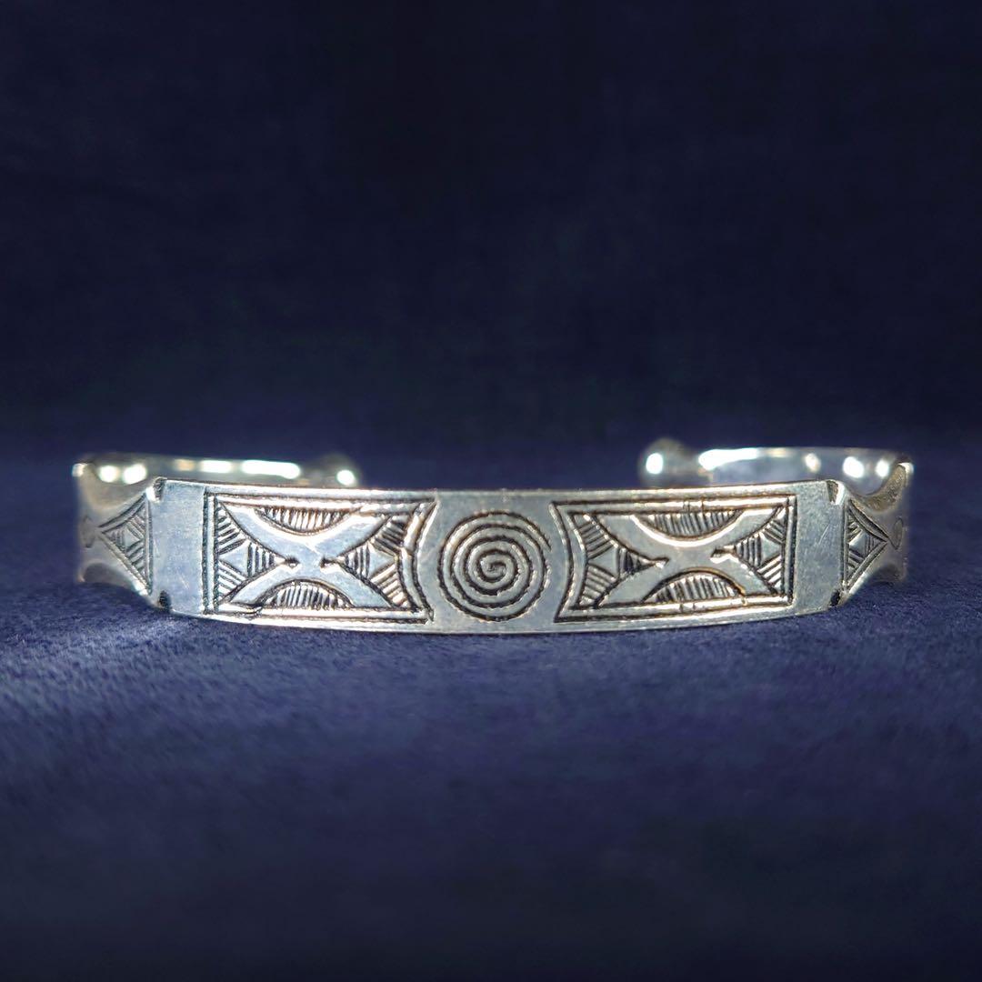 【モロッコ直輸入】トゥアレグ族　高純度シルバーアクセサリーバングル