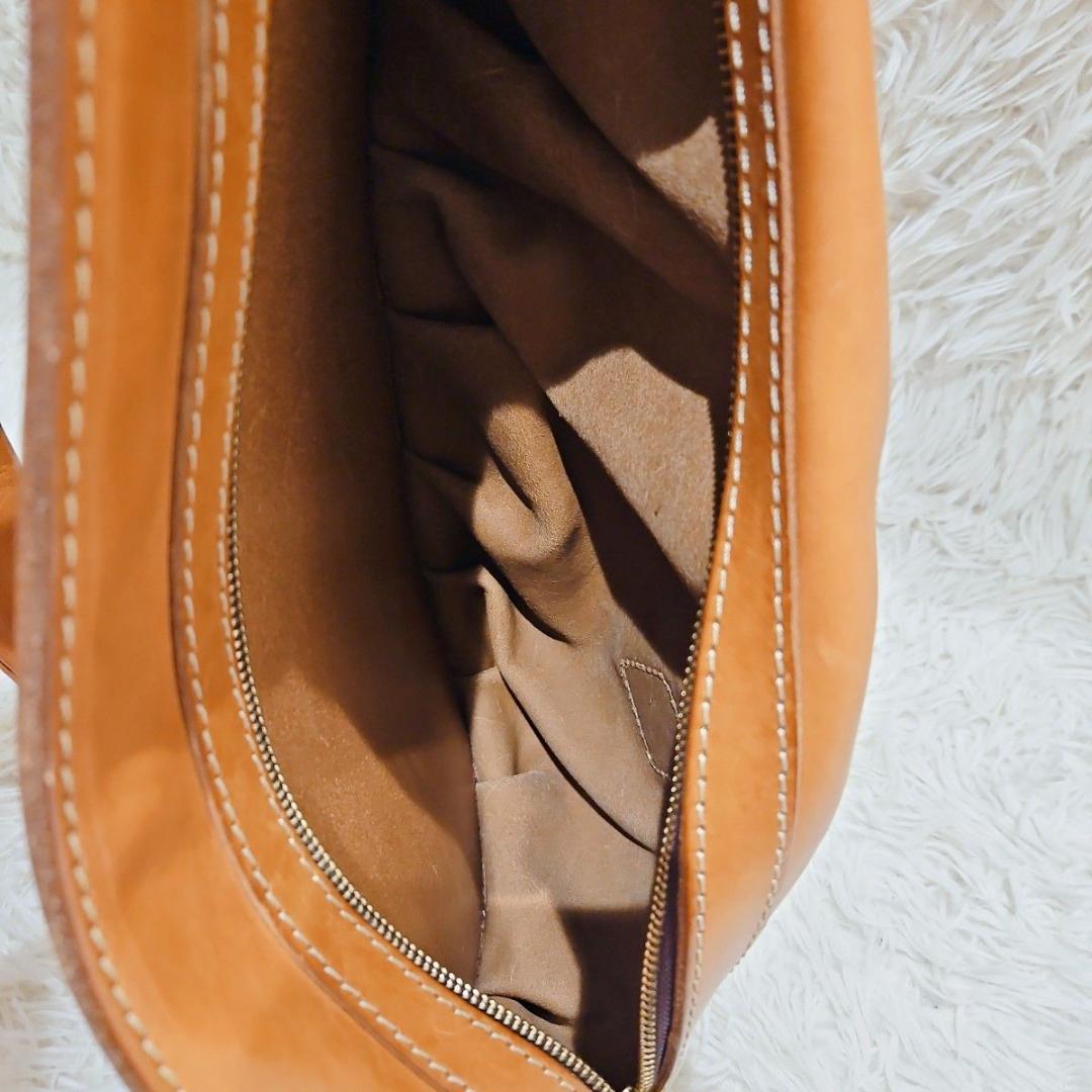 希少デザイン HERZ ヘルツ ボディバッグ ショルダーバッグ ロゴ型押し