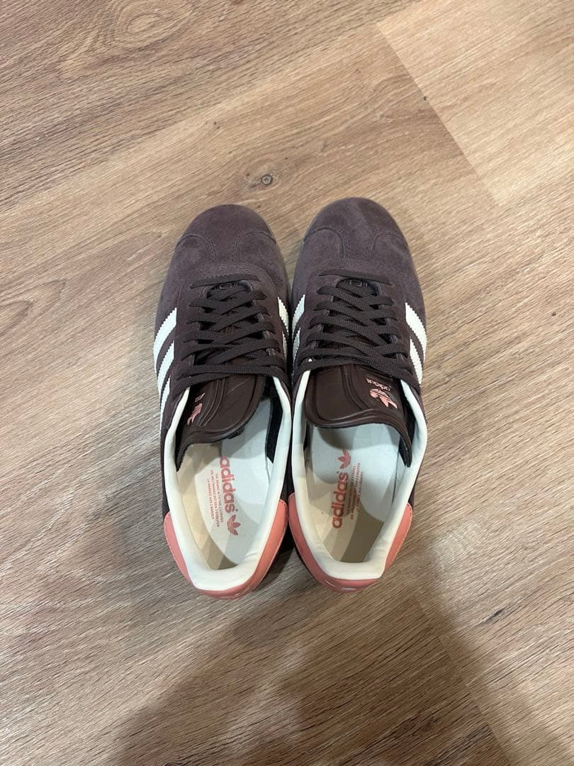 adidas ブラウン スエード スニーカー