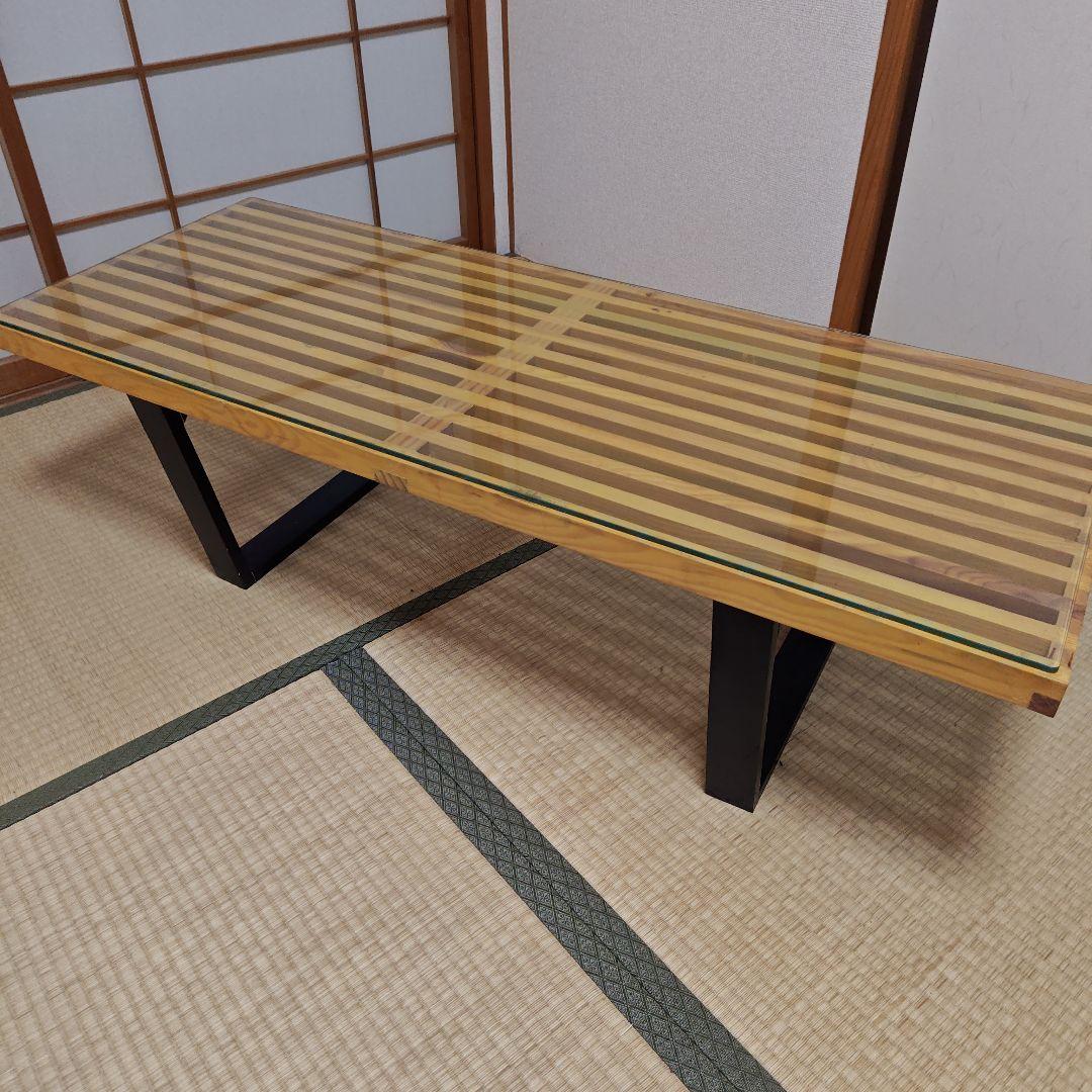 ストライプデザインのガラステーブル