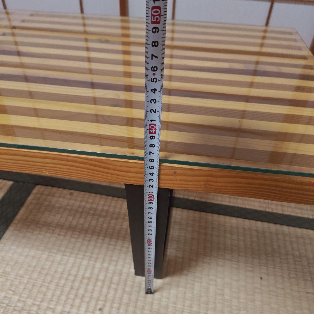 ストライプデザインのガラステーブル