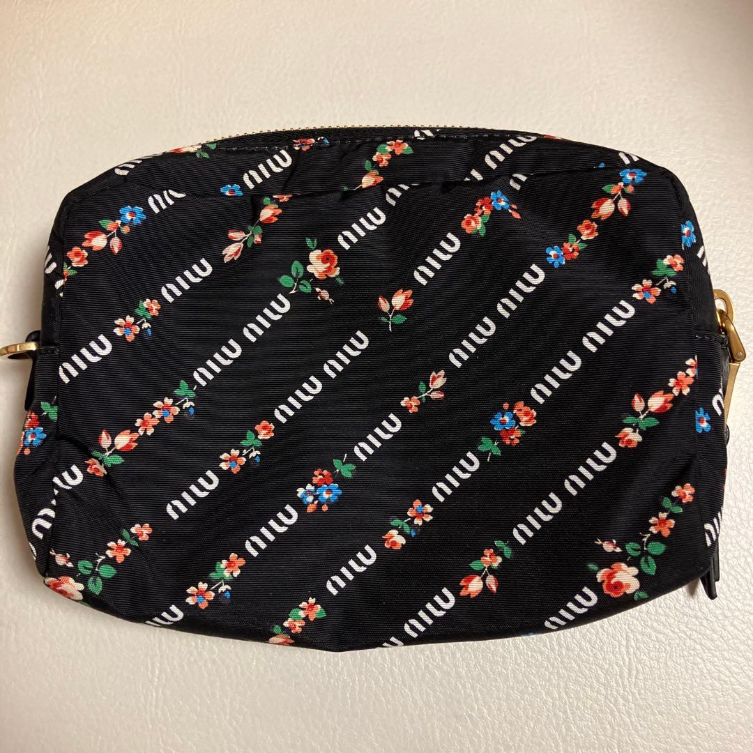 めーちゃん様 MIUMIUナイロン花 フラワー柄ポーチ 美品 正規品 Gカード・