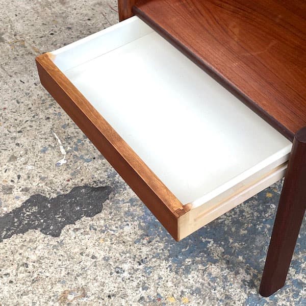 北欧ビンテージ　ナイトテーブル　サイドテーブル　ベッドサイドチェスト