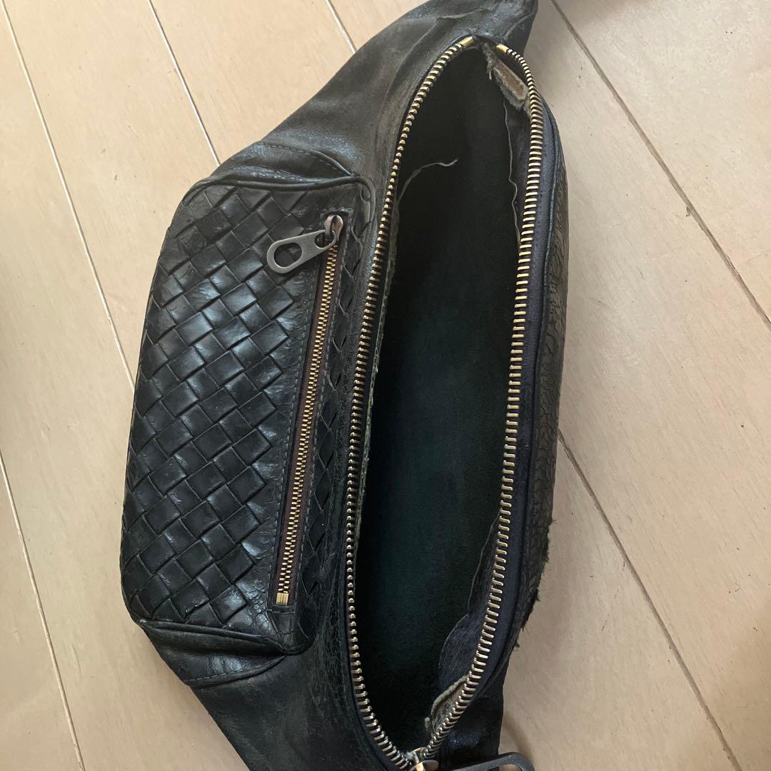 ボッテガブラックレザー編み込みボディバッグ