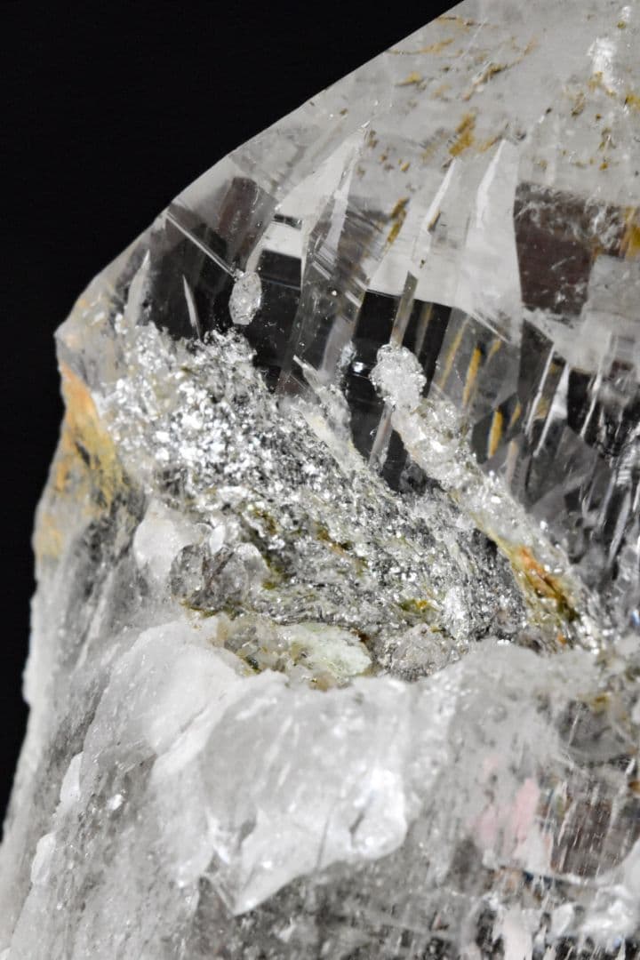 ガネーシュヒマールラパ産 溝が刻まれたクリアポイント