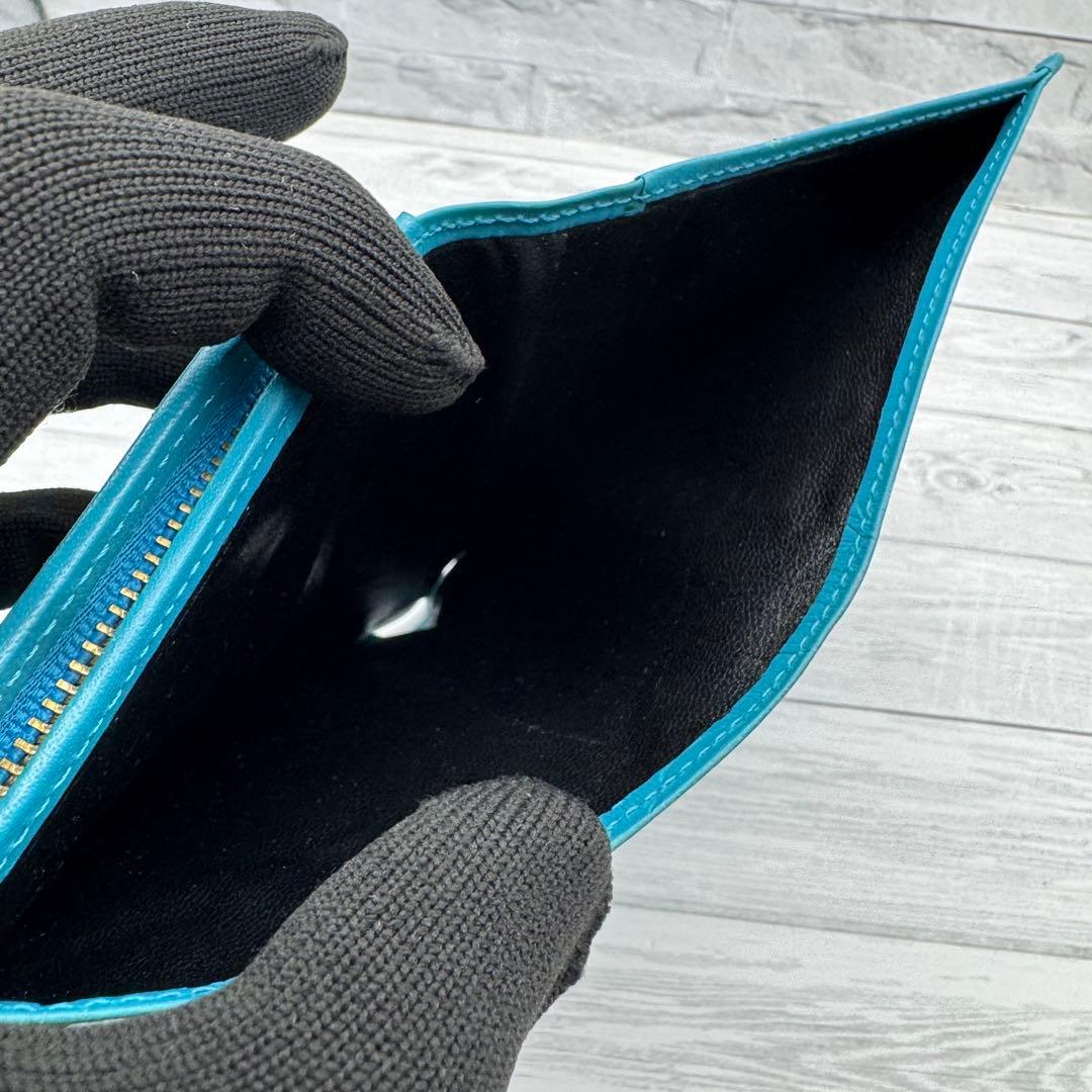 Yves Saint Laurent　二つ折り財布　レザー　ターコイズブルー