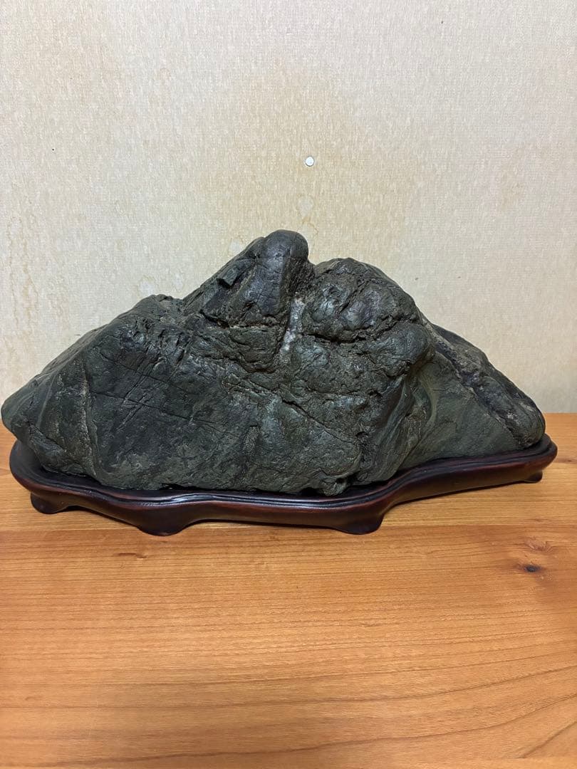 北海道神居古潭石Ｔ　輝緑　木製台座付き　大幅お値下げ‼️
