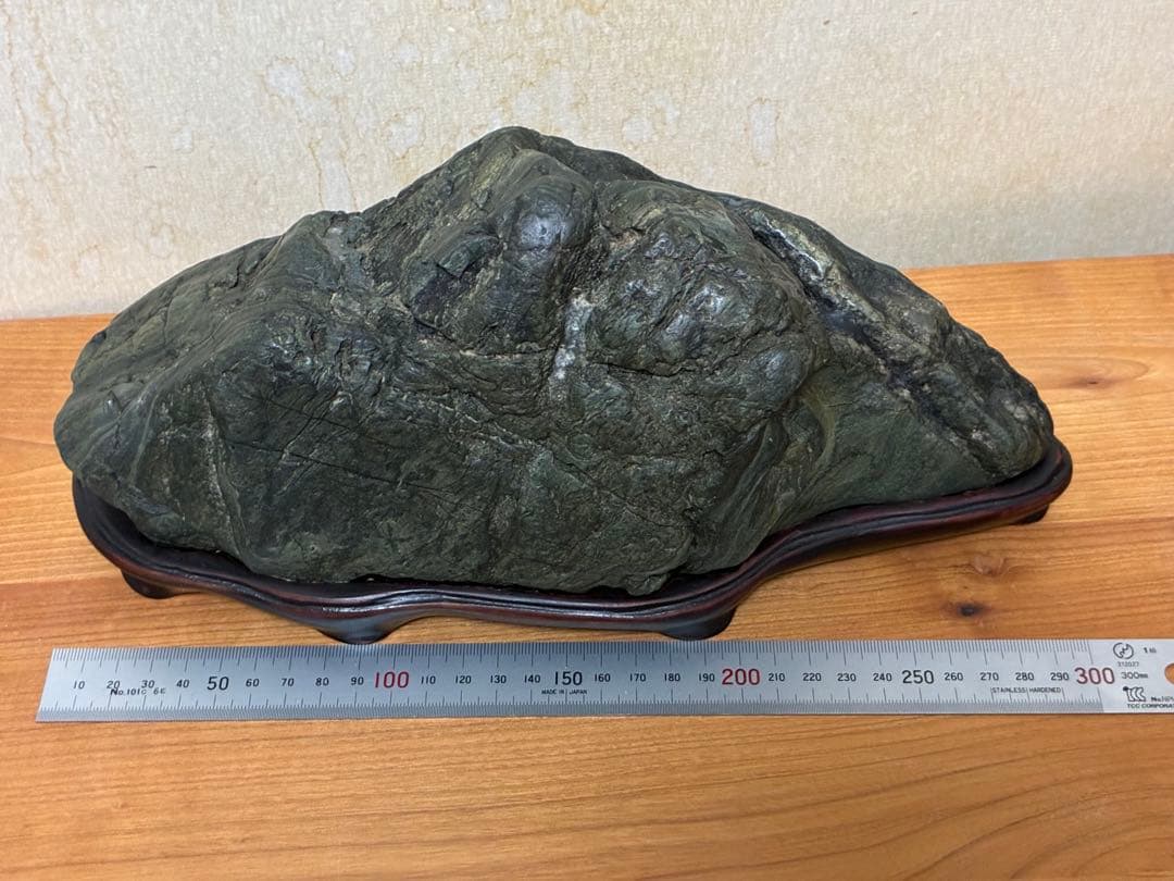 北海道神居古潭石Ｔ　輝緑　木製台座付き　大幅お値下げ‼️