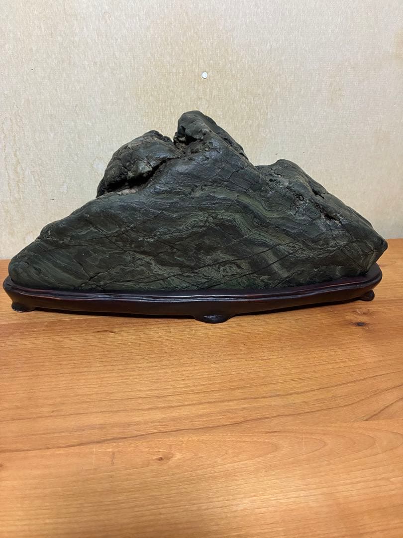 北海道神居古潭石Ｔ　輝緑　木製台座付き　大幅お値下げ‼️